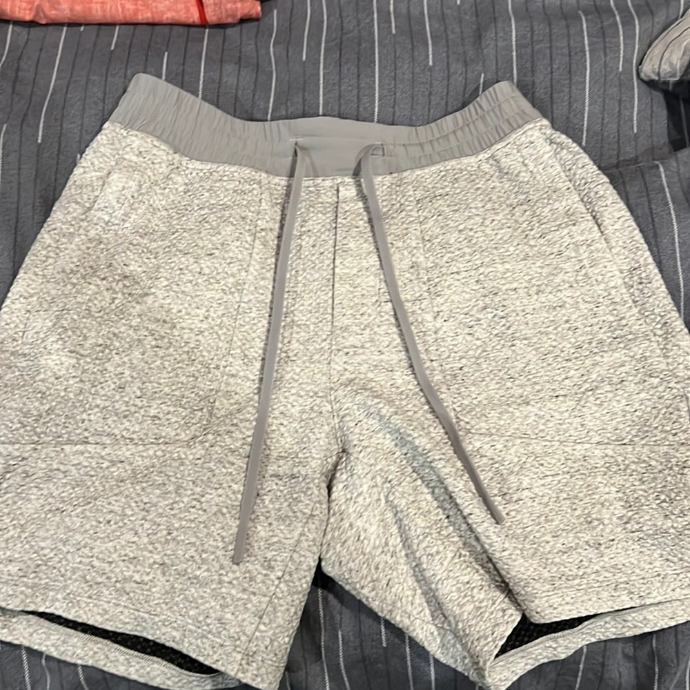 Lululemon at ease shorts size medium linerless 7”